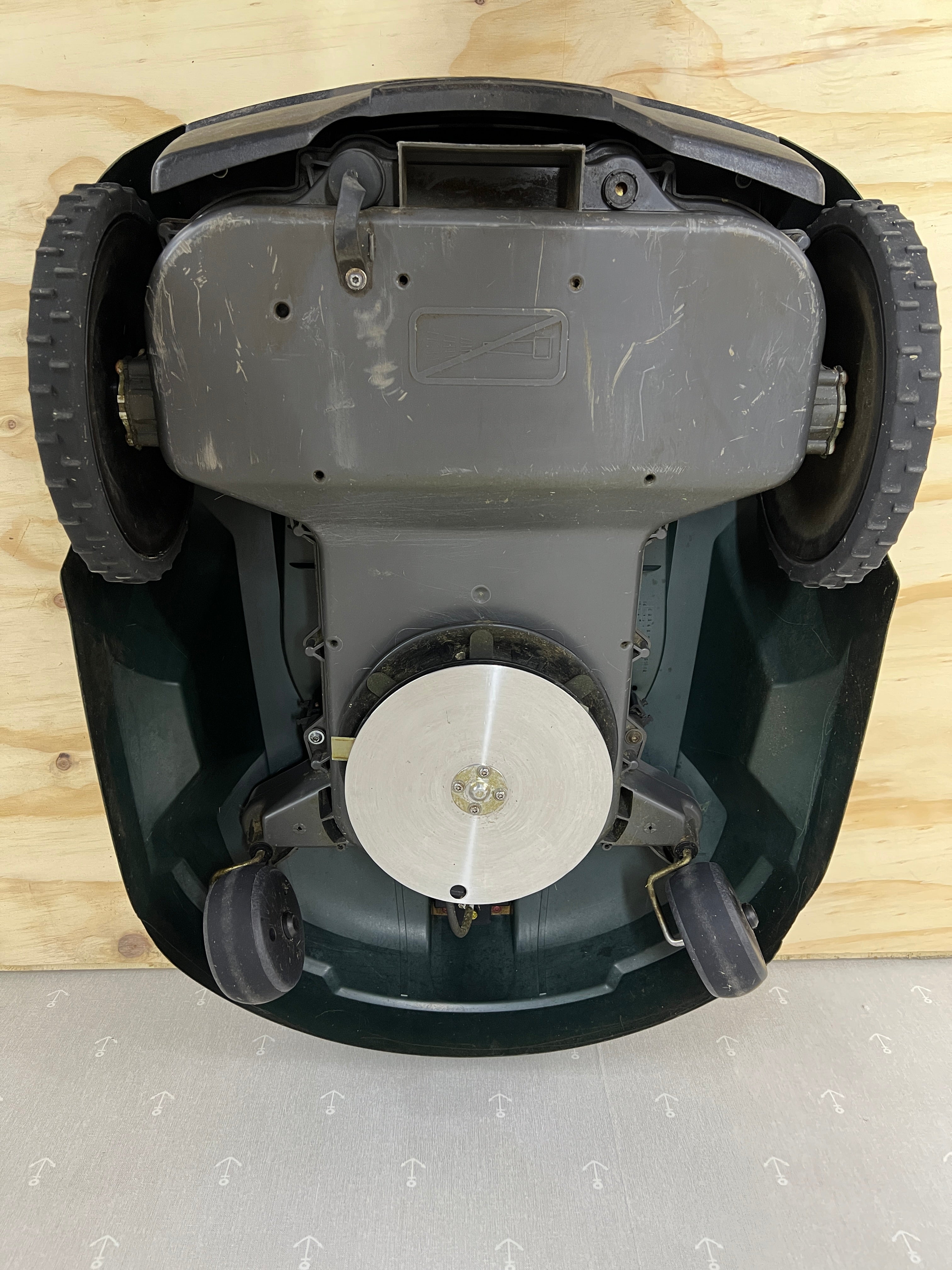 Husqvarna Automower 220 AC – Komplett med laddstation