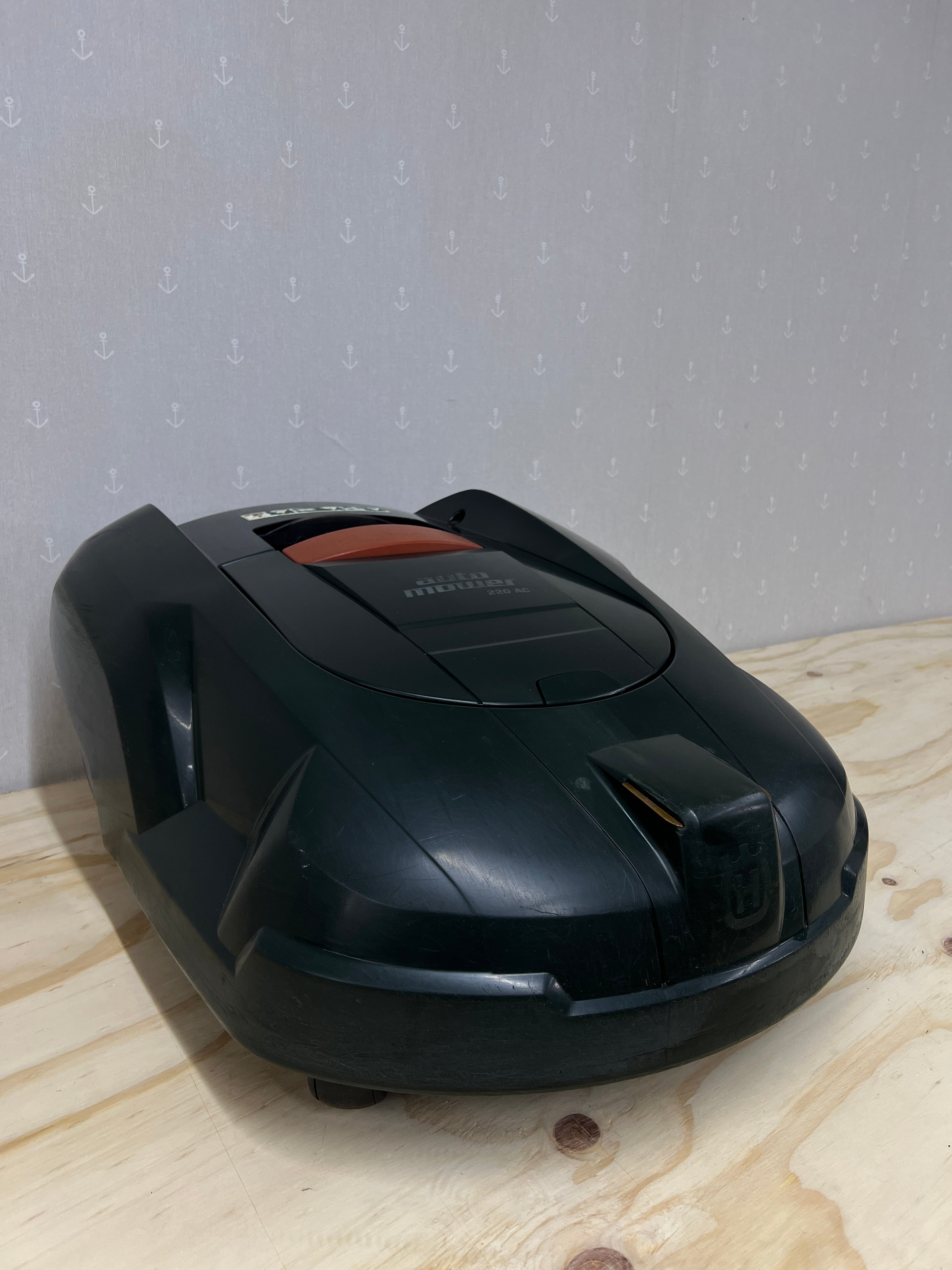 Husqvarna Automower 220 AC – Komplett med laddstation