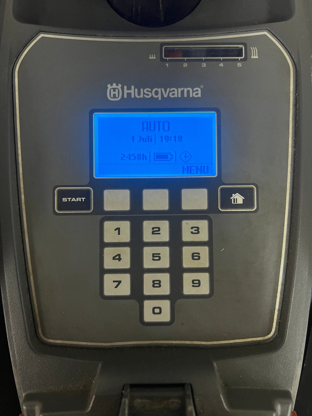 Husqvarna Automower 305 – Komplett med laddstation